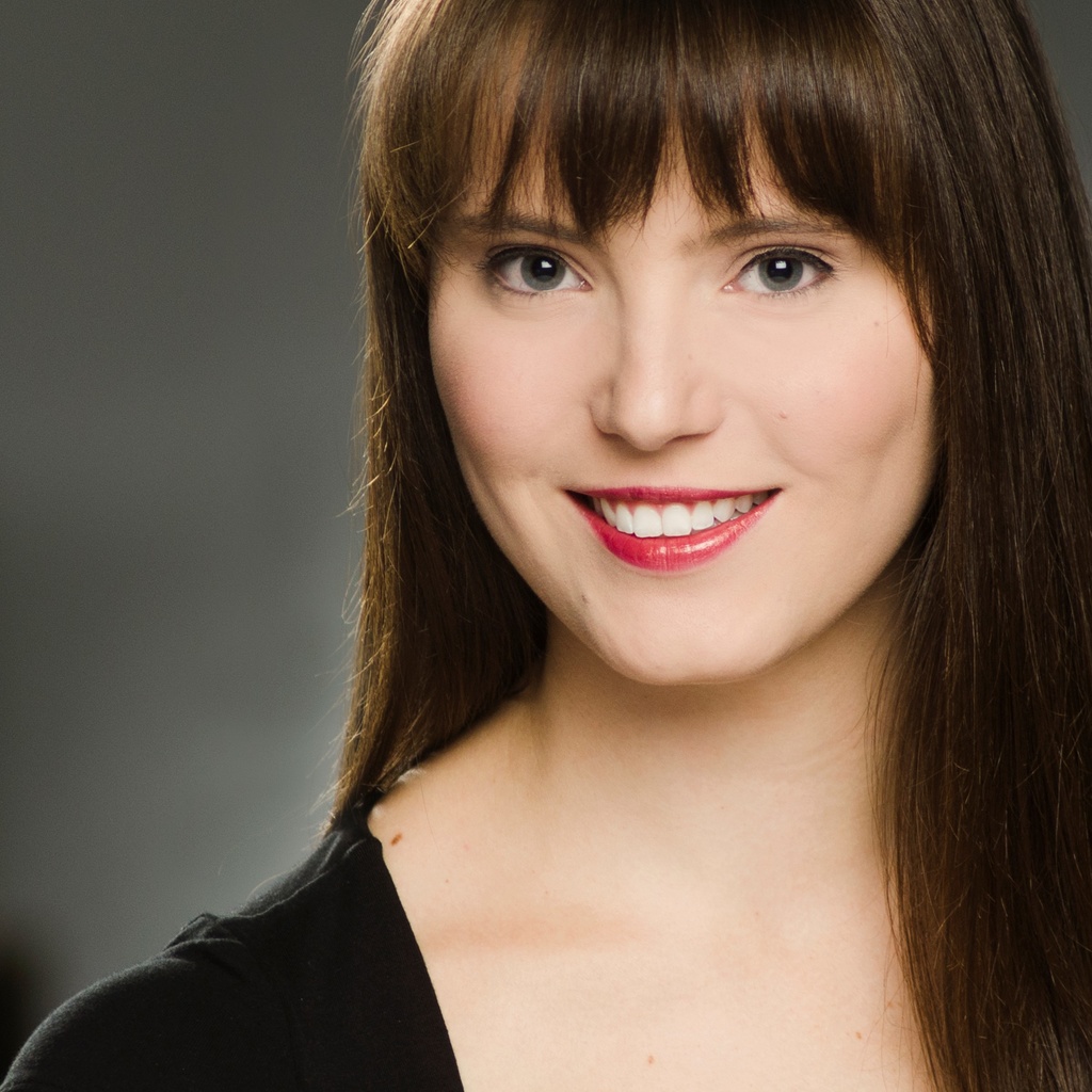 Julia Cooper headshot