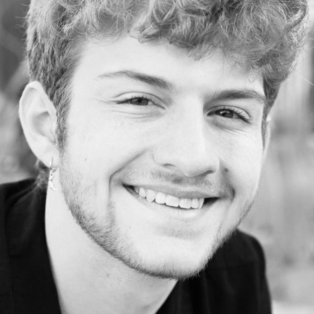 Noah Fox headshot